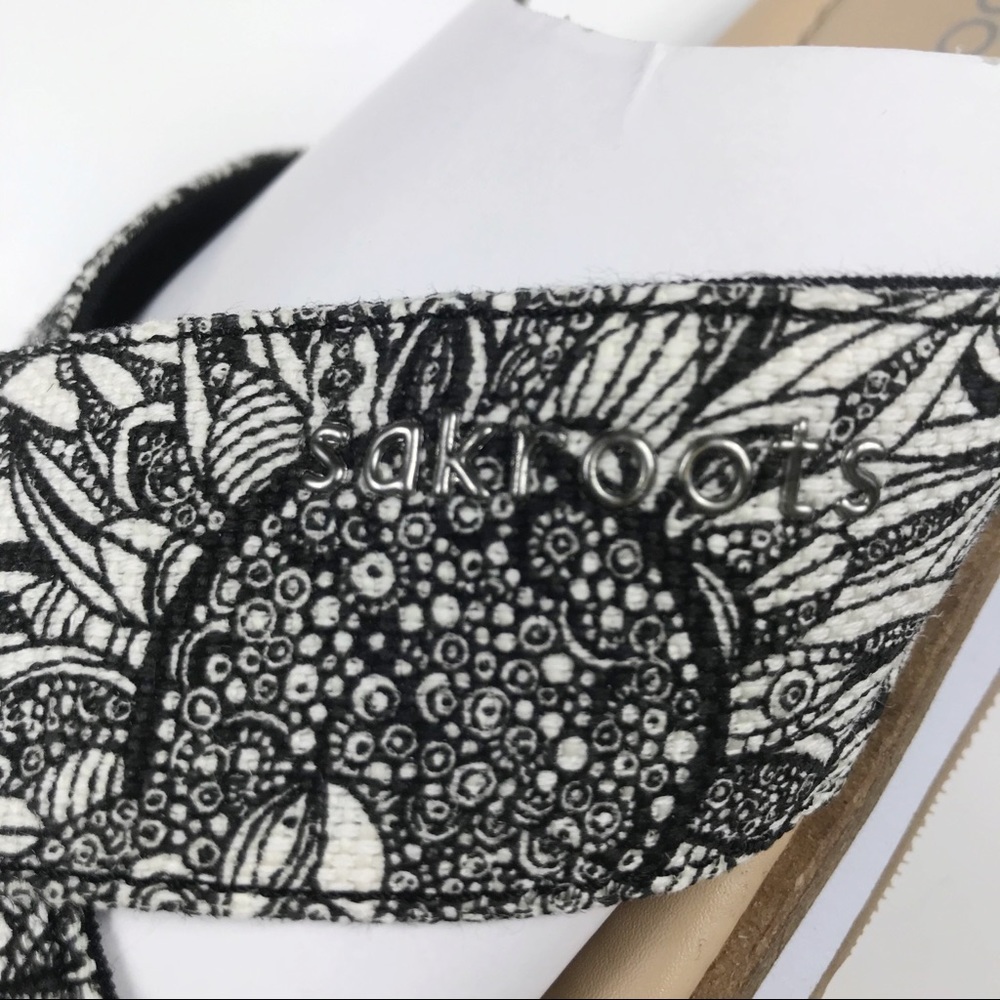 Sakroots Black & White Floral Slip On… - Picture 7 of 13